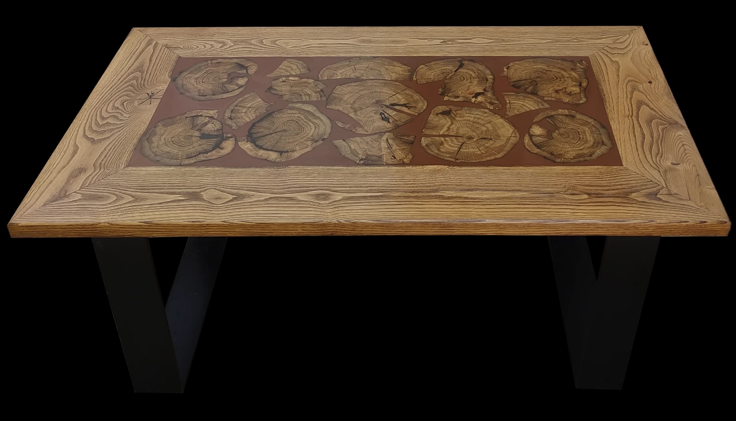 Mesa de centro con marco perimetral de roble y rodajas de madera con resina ámbar cálida