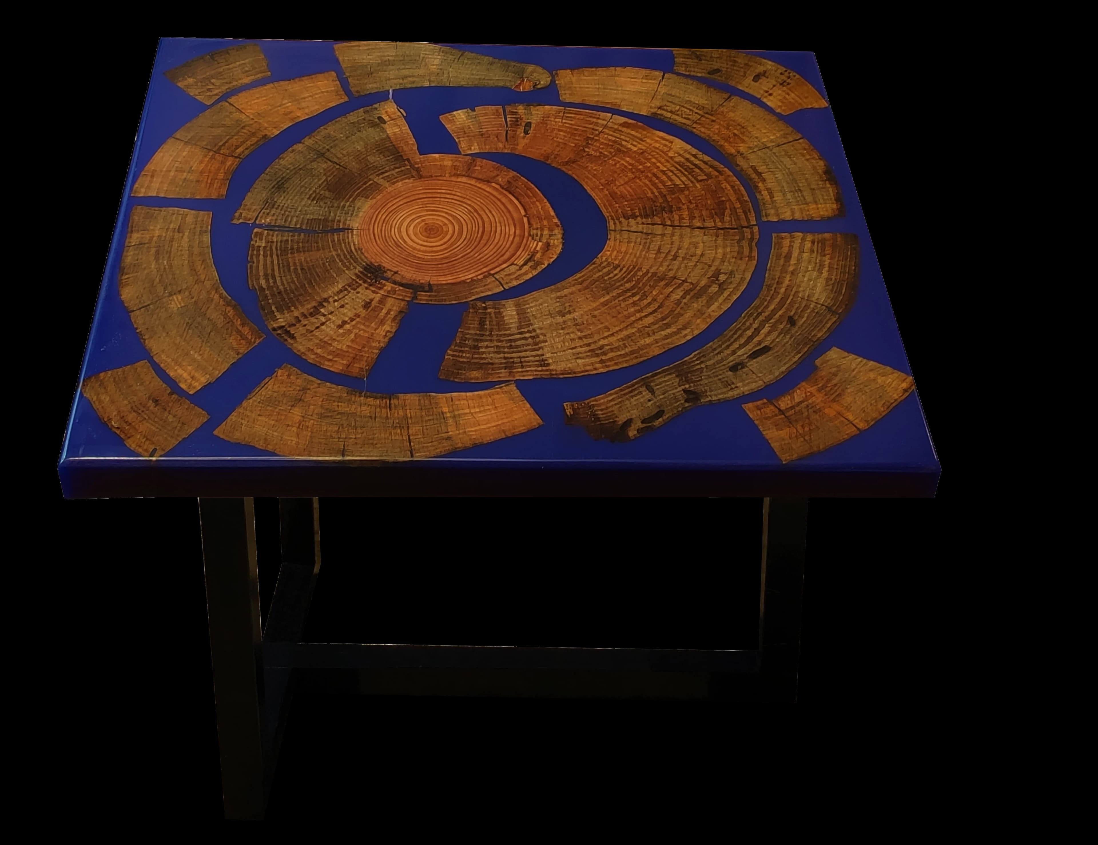 Mesa con mosaico concéntrico de anillos de madera tallada y resina azul ultramar