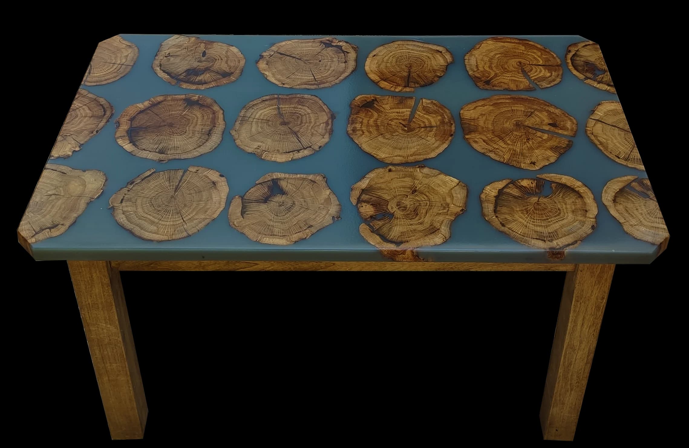 Mesa de rodajas de madera natural con resina azul marino sólida y patas de madera