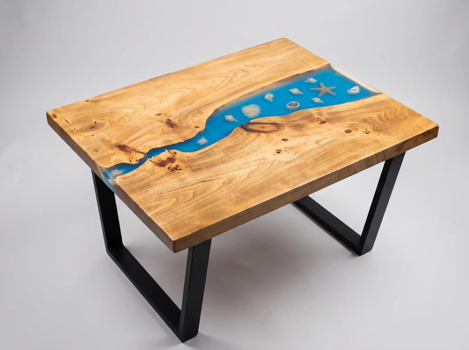 Mesa de centro artesanal con conchas marinas y estrella de mar encapsuladas en resina epoxi azul turquesa, Carpintería Cardiel