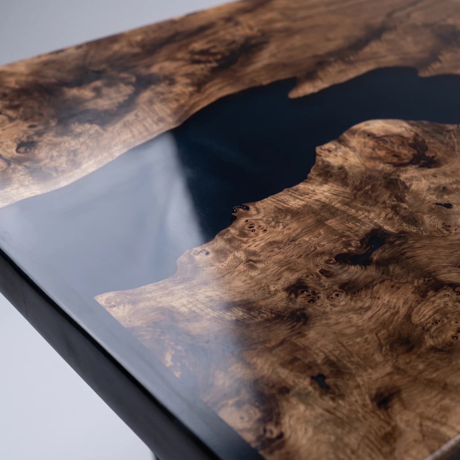 Detalle de madera noble de raíz de burl con resina epoxi negro ébano profunda
