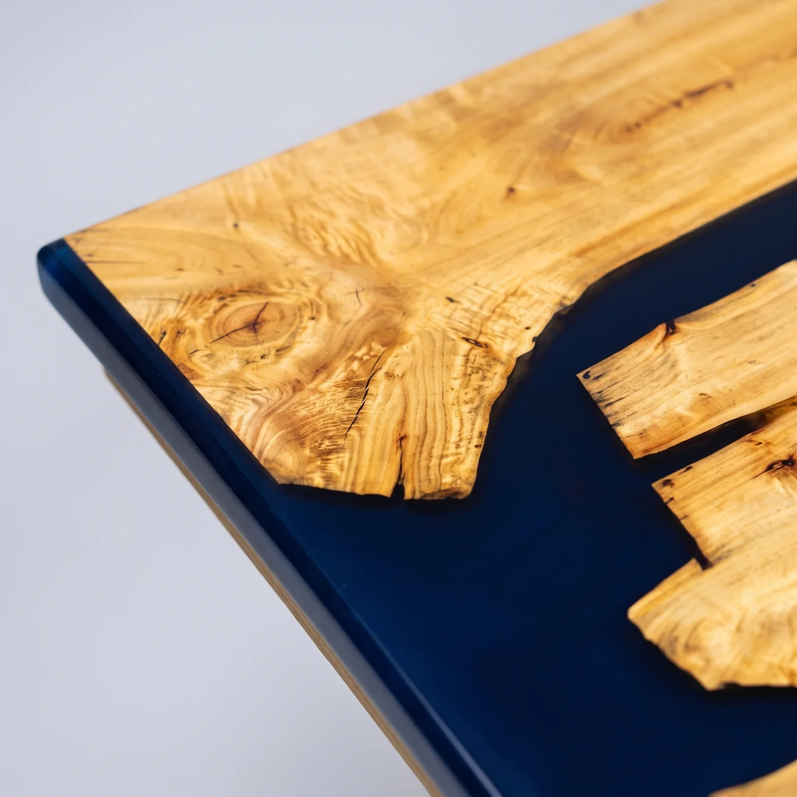 Detalle del mantenimiento y brillo de una mesa de resina epoxi y madera