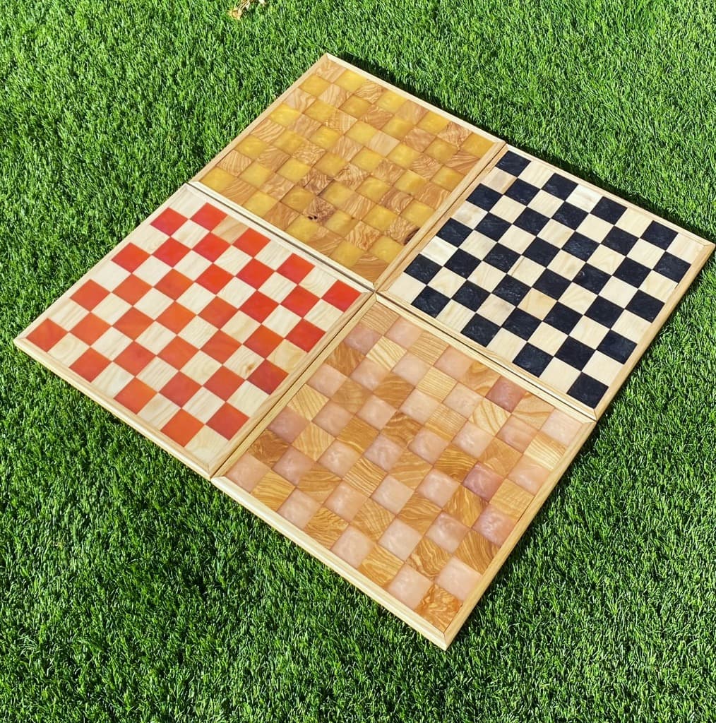 Colección de tableros de ajedrez artesanales de resina y madera con fichas 100% de resina en distintos colores, creados a mano en Carpintería Cardiel, Binéfar